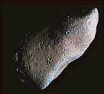 953 Gaspra survolé par la sonde Galileo le 29 Octobre 1991. (NASA)