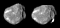 Amalthe photographi par la sonde Galileo en aot 1999 ( gauche) et en novembre 1999 ( droite).