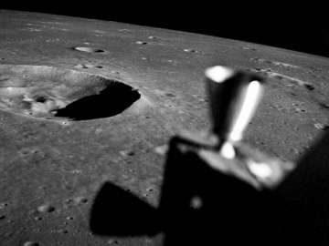Le module lunaire Snoopy est  seulement 15,6 km de la surface de la Lune quand Gene Cernan prend cette photo du cratre Maskelyne