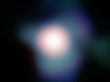 Cette image est l’une des plus résolues de l’étoile Bételgeuse grâce au VLT. Située à 640 années-lumière, cette géante d’environ un milliard de km de diamètre est entourée d’un panache gazeux irrégulier.