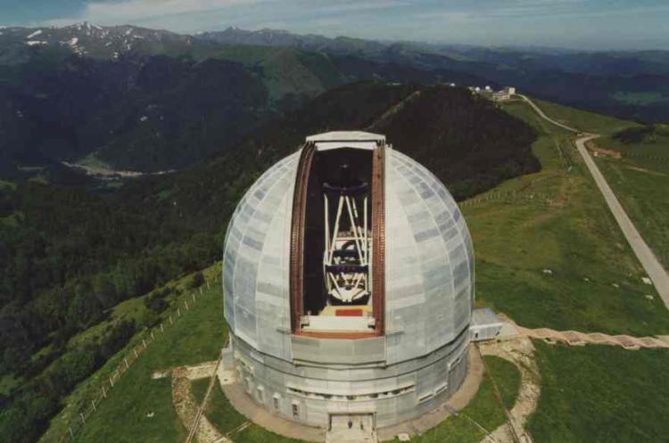 Le BTA-6 (Big Telescope Alt-azimuth) avec un miroir de 6 m de diamètre