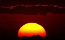 En utilisant une petite lunette ou un tlobjectif de 200  300 mm de focale, vous pouvez aisment photographier la silhouette du mont Canigou se dessinant devant le Soleil.