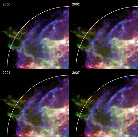 Les observations entre janvier 2000 et dcembre 2007 montrent nettement le dplacement de Cassiope A