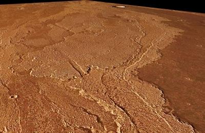La sonde Mars Express révèle des flots de lave anciens et récents sur Daedalia Planum