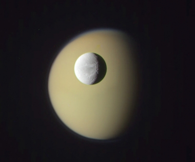 Cette image montre Dioné passant devant Titan. Les deux satellites de Saturne ont été photographiés le 12 avril 2010.