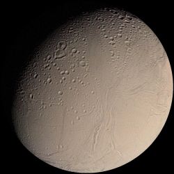 Cette image-mosaïque d'Encelade a été prise en 1981 par la sonde Voyager 2