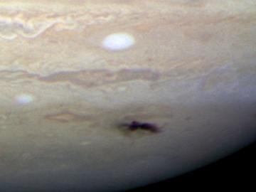 L'impact du 20 juillet 2009 sur Jupiter vu par le tlescope spatial Hubble