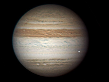 Le flash produit par l'impact d'un corps cleste sur Jupiter a t photographi en direct. C'est le point lumineux visible sur le bord droit de la plante.