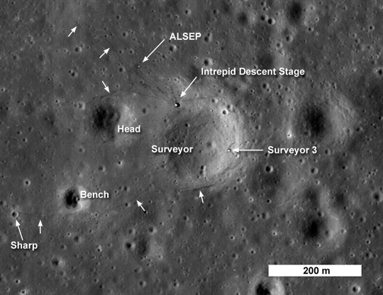 LRO retrouve les traces d'Apollo 12 : ce zoom sur l'image de la sonde LRO couvre le terrain explor par les astronautes d'Apollo 12 lors de leur premire sortie