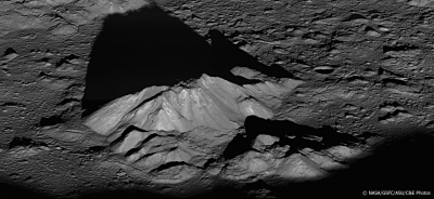 Le pic central du cratère lunaire Tycho. Crédit : NASA/GSFC/ASU/C&E Photos.