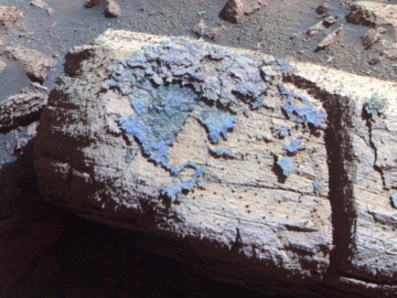 La roche martienne Chocolate Hill, partiellement recouverte d'une couche sombre, photographiée de près par Opportunity