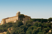 L’Observatoire astronomique (Specola Vaticana) est un institut de recherche scientifique qui dépend directement du Saint-Siège; il est dirigé par le Gouvernorat de l’Etat de la Cité du Vatican.