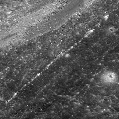 Pierre qui roule ... sur la Lune : la zone claire est le sol lunaire mis au jour