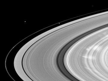 Ces taches blanches sur l'anneau principal de Saturne sont des nuages de particules glacées. Leur origine reste un mystère.