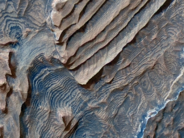 Couches sédimentaires régulières sur Mars vues par MRO dans le cratère Becquerel