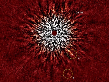 Le corps GJ 758b, mis en évidence sur cette image du téléscope Subaru, est peut-être une planète géante placée sur une orbite aussi lointaine que celle de Neptune autour du Soleil. L'astre GJ 758c serait une autre planète, mais la découverte doit encore être vérifiée.