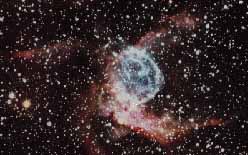 NGC 2359 : la matière éjectée par une étoile de Wolf-Rayet a engendré cette nébuleuse observable dans l'hémisphère Sud.