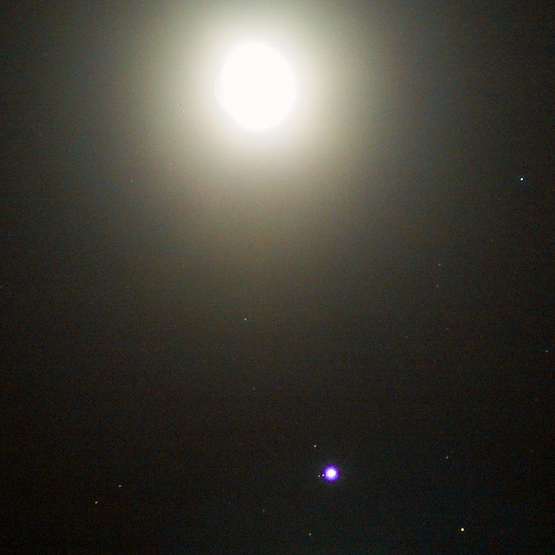 3 em 1 - Lua, Júpiter e Messier 44 às 21:04 UTC