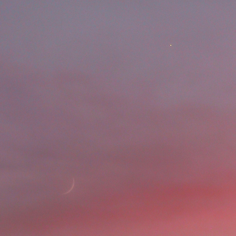 A Lua e Vénus filtrados pelas nuvens- 17:34