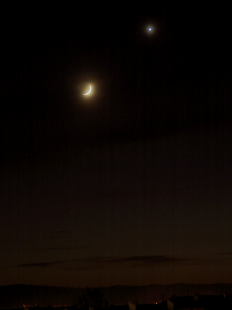 A Lua e Vénus filtrados pelas nuvens- 18:27