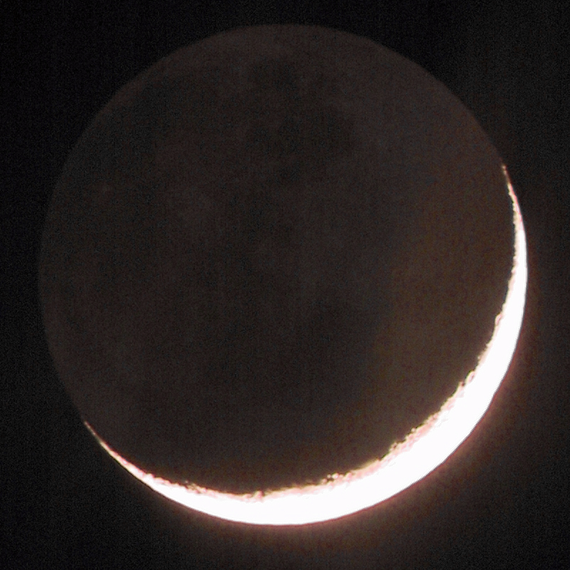 A Lua em Crescente fino e luz da Terra- 19:00
