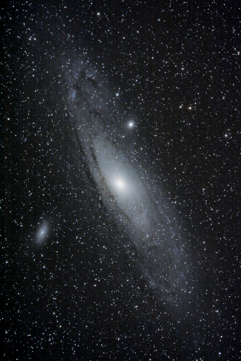 Galáxia Andrómeda Messier 31 e satélites Messier 32 e Messier 110