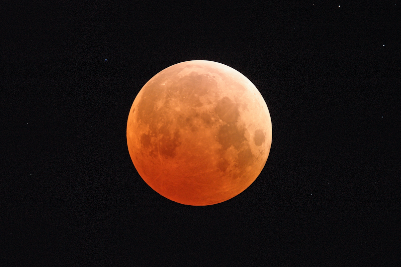Lua em eclipse máximo 03:04 UTC