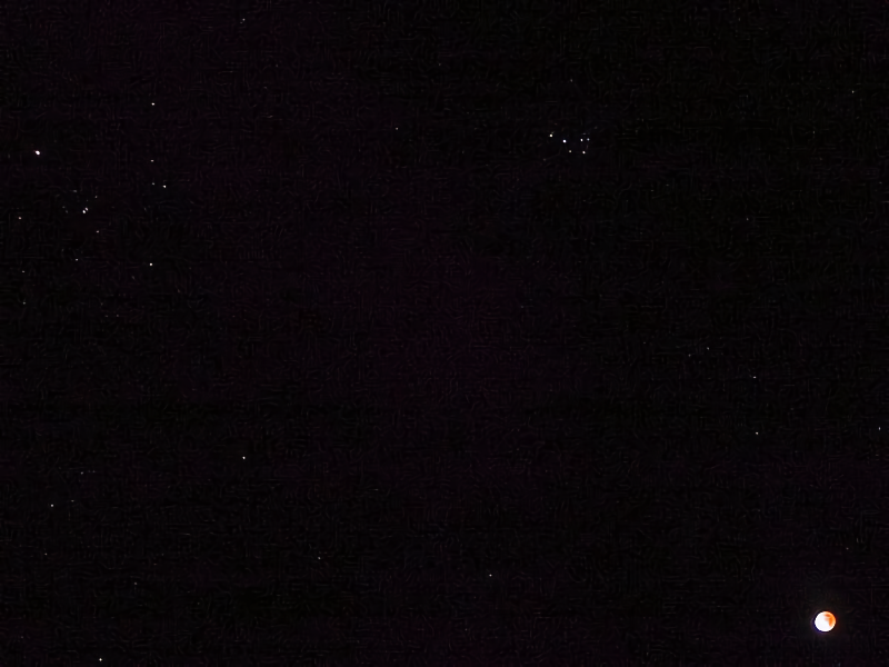 A Lua, as Plêiades (Messier 45) e as Híades às 01:33