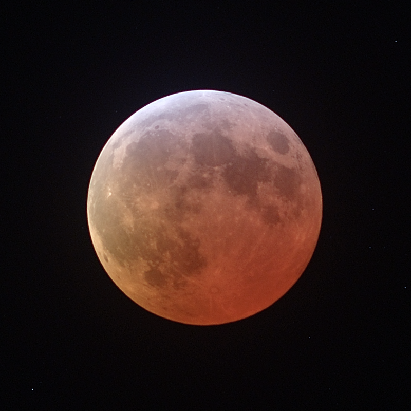 Lua em eclipse máximo 23:21 UTC