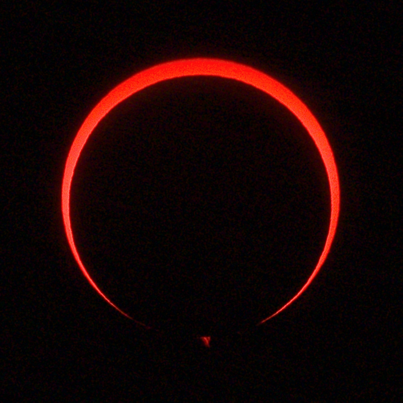 Proeminências solares imediatamente antes de contacto II (8:52 UTC)