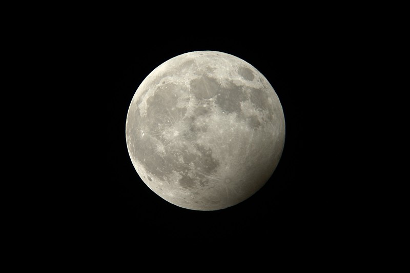 Lua no eclipse máximo às 23:47
