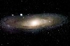 Il existe d'innombrables galaxies dans l'univers observable que l'on peut classifier en trois types principaux : les galaxies elliptiques, de forme sphrodales et plus ou moins aplaties, et les galaxies spirales, qui possdent un sphrode central, prolong par un disque, dans lequel se dveloppent des bras spiraux, et parfois une barre, et, enfin, les galaxies irrgulires.