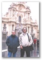 Esteve i Jordi devant la catedral