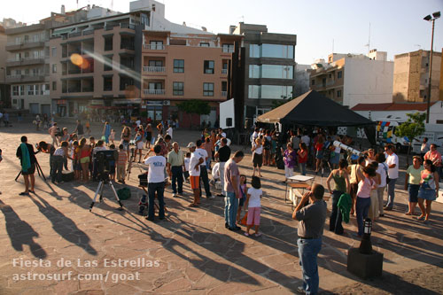 Plaza del Puertito de Güímar donde se puede ver los asistentes, equipos, carpas, etc.