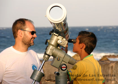 Un chico observa el sol a través de un telescopio y un filtro solar