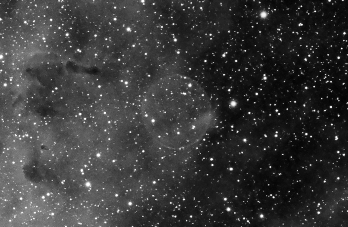 Cygnus_Bubble.jpg -          texto_bright    Object:Cygnus Bubble PN G75.5+1.7   Date:26-06, 18-07, 25-07-2009   Observingsite: FNO (Fosca Nit Observatory, Àger)   Telescope: TakahashiTOA-150  @ f/7.3 on EM-400 mount   Camera:SBIG STL-11000M  @ -10C   Filters: Astrodon H alpha 6 nm   Exposure:7 x 30 min.  Totalexposure: 3,5 h     Guiding: Camera guide chip     Software:Guide & camera control: CCDSoft. Processing: PixInsight 1.5 Comment:  