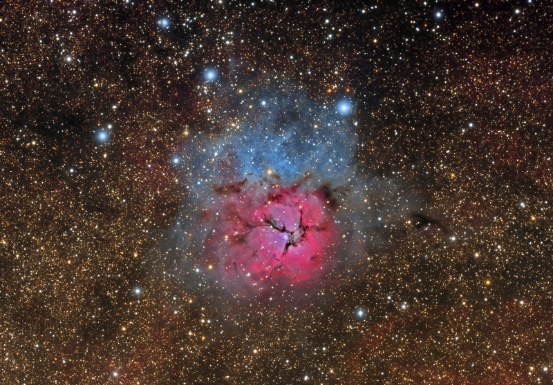M20.jpg -          texto_bright    Object:M20 Trifid Nebula   Date:29-05, 18-07, 25-07-2009   Observingsite: FNO (Fosca Nit Observatory, Àger)   Telescope: TakahashiTOA-150  @ f/7.3 on EM-400 mount   Camera:SBIG STL-11000M  @ -10C   Filters: Baader RGB   Exposure:7 x 15 min R; 7 x 15 min G; 7 x 15 min B (all unbinned).  Totalexposure: 5,25 h     Guiding: Camera guide chip     Software:Guide & camera control: CCDSoft. Processing: PixInsight 1.5 Comment:    