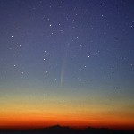 Comet Bradfield pictured by Sho Endo over Chiba beach (Pacific) on March 25, 2004 at 18h45 UTC, local morning (3h45 JST). Exposure 27 sec at 400 ISO.