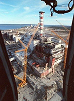 La centrale nucléaire de Tchernobyl après l'explosion de l'un des 4 réacteurs en 1986. Document Chernobyl.com.