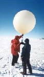 Ballon météo prêt à être lâché au-dessus du pôle sud. Photographie réalisée par John Storey de l'université de NSW, Australie.