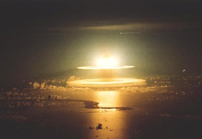 bombe-atomique-mer.jpg