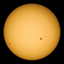 Le Soleil le 21 nov 2014 avec les rgions actives AR2216 et AR2209.. Photograhie prise avec une lunette achromatique Bresser EXOS-1 AR-90 de 90 mm f/10 quipe d'un APN Nikon D7000.