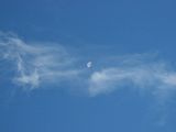 La Luna di giorno tra le nuvole