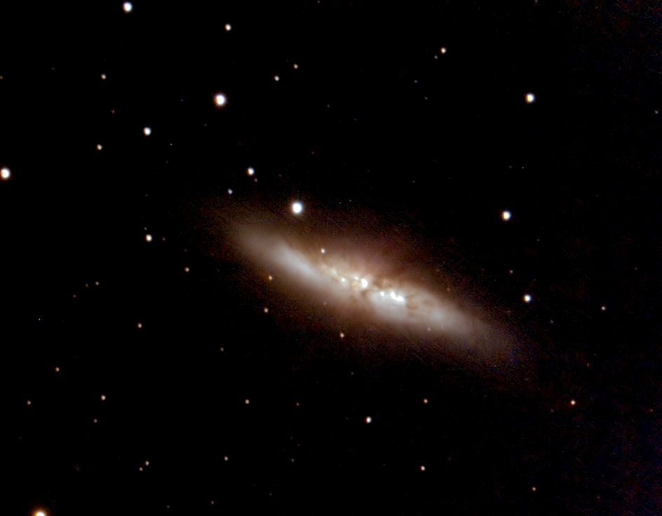 M82 M 82  28 mai 2005 à l'observatoire de la SAG au T400 + red 6.3. 15 x 2 minutes avec un Canon 300D. TTT avec ImagesPlus