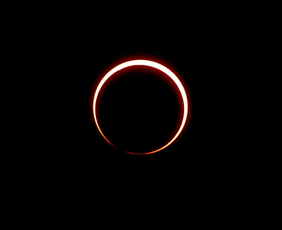 SoleilMadrid-01 Eclipse annulaire de Soleil  Madrid 3 octobre 2005. Photo prise juste  la fin de l'annularit.On distingue en bas le relief de la Lune. Canon 300D 200mm 1/250em format RAW