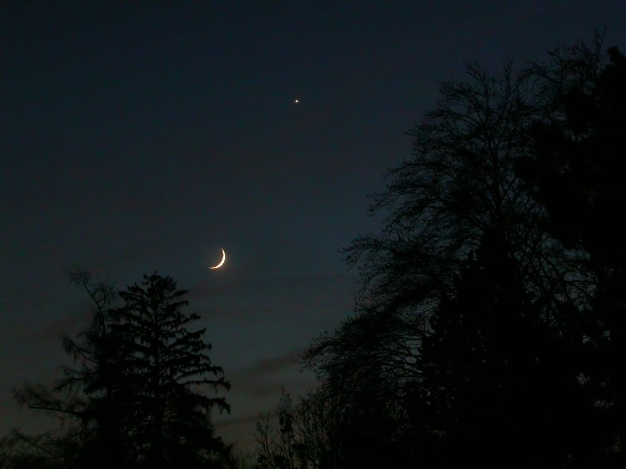 lunevenus031225_896 Très belle conjonction entre la Lune et Vénus le jour de Noël. (25.12.2003) (traitée avec NeatImage)
Publiée sur le site de la Nasa (http://science.nasa.gov/spaceweather/swpod2003/gallery_25dec03.html )