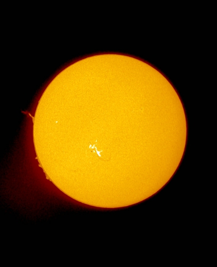 protusoleil Grosse protu sur le Soleil 15.5.05  12:00, on voit aussi le flare du jour prcdent. Une image faite avec un coolpix 4500 sur un occulaire WO DCL 28 avec un PST. TTT sour Iris et Photoshop.