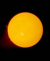 protusoleil Grosse protu sur le Soleil 15.5.05  12:00, on voit aussi le flare du jour prcdent. Une image faite avec un coolpix 4500 sur un occulaire WO DCL 28 avec un PST. TTT sour Iris et Photoshop.