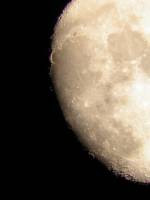 LumieresSurLaLune Lev de Soleil sur la Lune avec deux petits spots de lumire. Photo prise avec CoolPix 4500, Oculaire ScopTronix 18mm et Pronto TeleVue