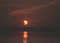 eclipsepartielle Objet: Eclipse de Soleil 
 Lieu: Genve 
Date: 31 mai 2003  5:55 
Instrument:  
Camra: Minolta + 250mm  miroir 
Film: Fudjy 400asa 
Temps de pose:  
Traitement:  
Description: Lever du Soleil en fin d'clipse....